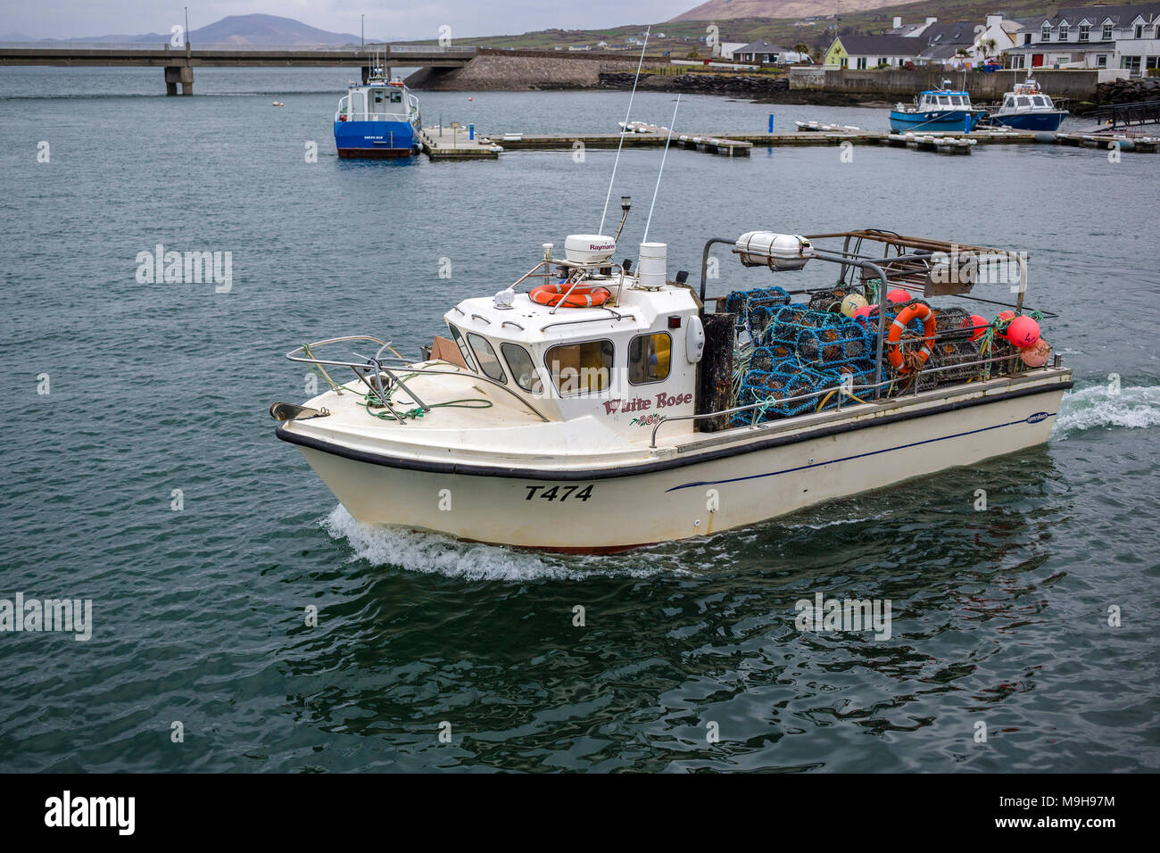 Barca da pesca lasciando Portmagee Harbour, nella contea di Kerry, Irlanda Foto Stock