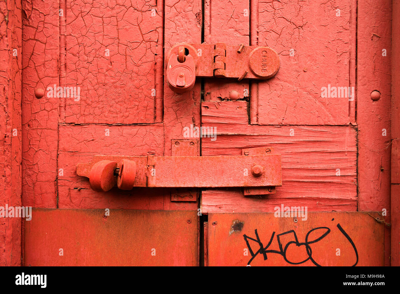 Porta Rossa con serrature. Londra Marzo 2018 Foto Stock