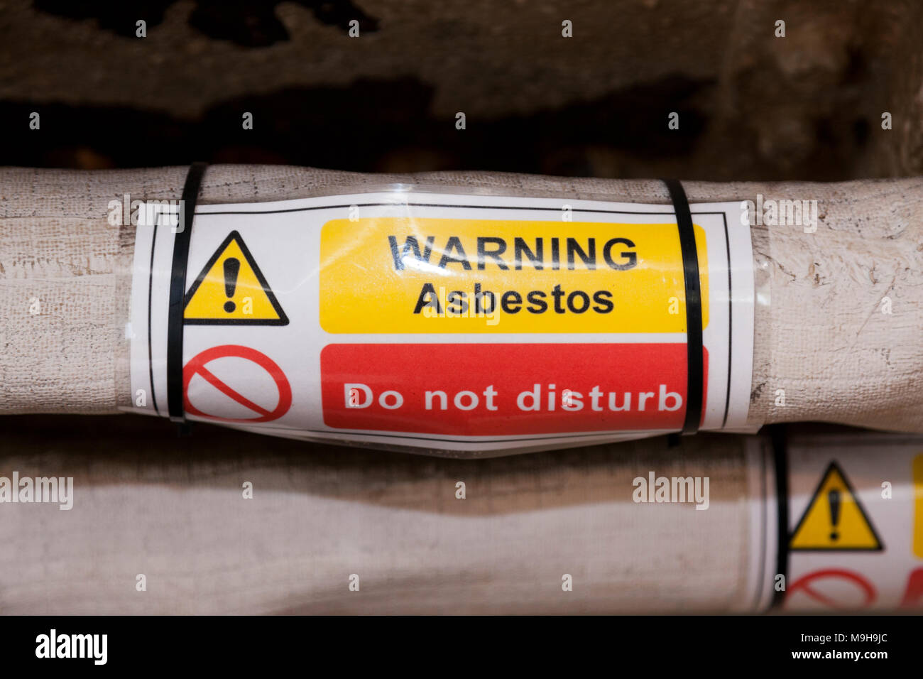 Avvertenza amianto non disturbare segno su un vecchio pensionato prima guerra mondiale WW1 mezzi navali. (95) Foto Stock