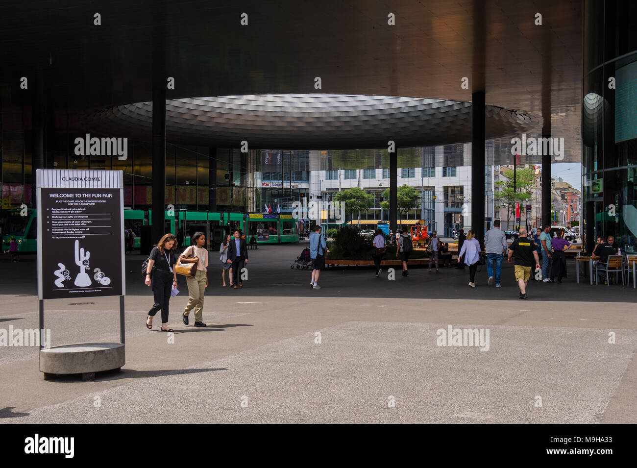 BASEL, Svizzera - 12 giugno 2017: Fiera di Basilea in Svizzera. Un annuale evento arte - Arte Bazel. Architettura del Centro Espositivo in B Foto Stock