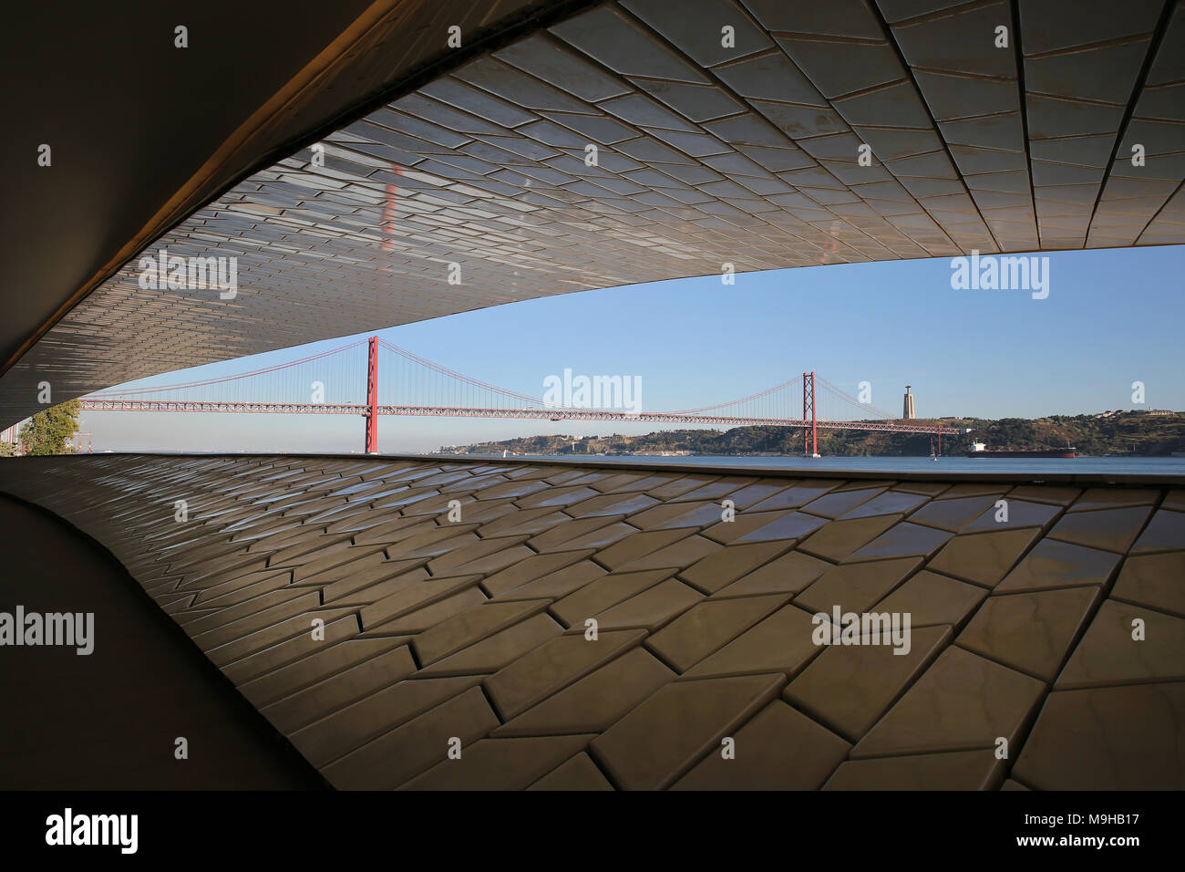 Ponte di Lisbona e la statua di Cristo dal Museo MAAT Foto Stock