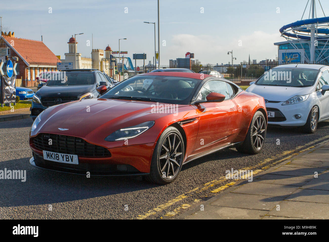 2018 Red Aston Martin DB11 ; evento Supercar Nord-Ovest con centinaia di auto e turisti che arrivano nella località costiera di Southport, in una calda giornata di primavera. Le supercar sono da paraurti a paraurti sulla spianata lungomare, mentre gli appassionati di auto classiche e d'epoca si divertono una giornata in auto. Foto Stock