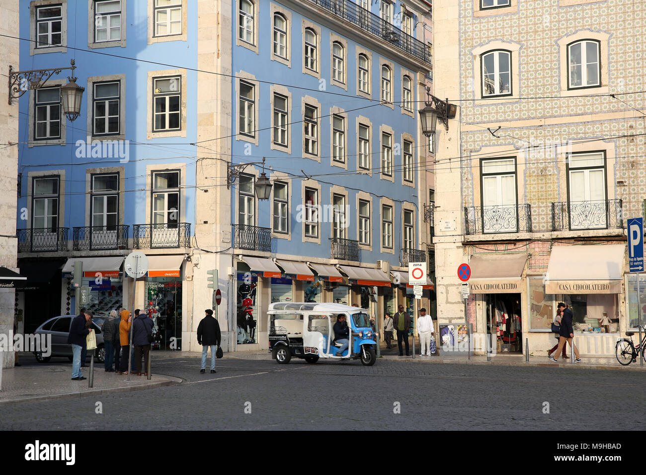 "Praça da Figueira' quadrato con tuc tuc a Lisbona Foto Stock