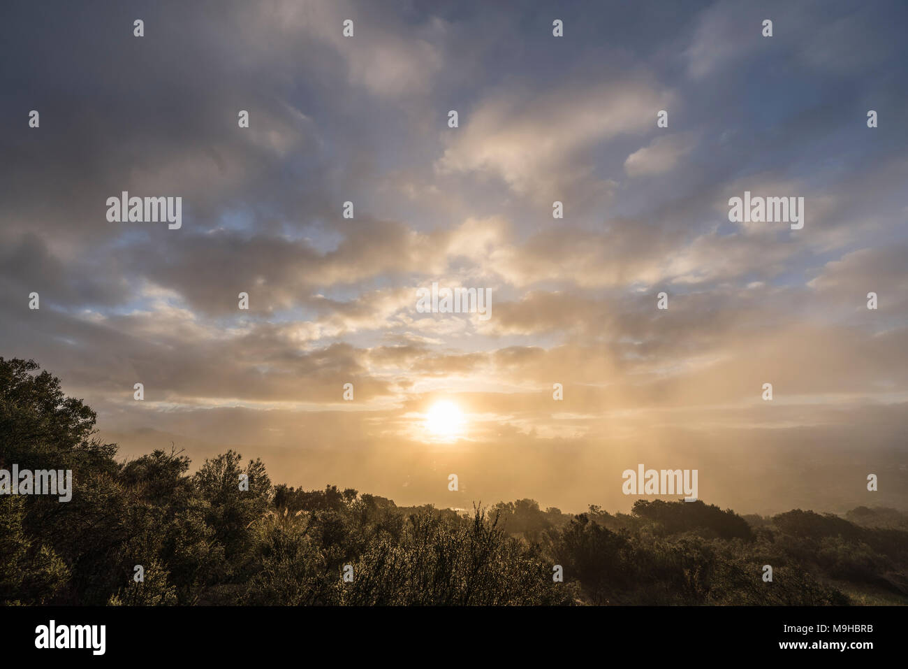 Sunrise vista da Santa Susana passare lo stato storico Parco nella valle di San Fernando zona di Los Angeles, California. Foto Stock