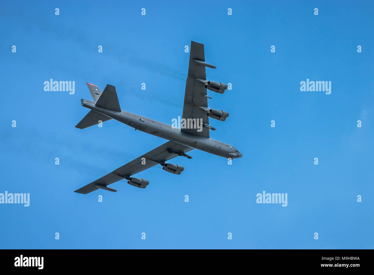 Il possente Buff Boeing B Stratofortress bombardiere in volo al 2017 in Airshow Duluth, Minnesota, Stati Uniti d'America. Foto Stock