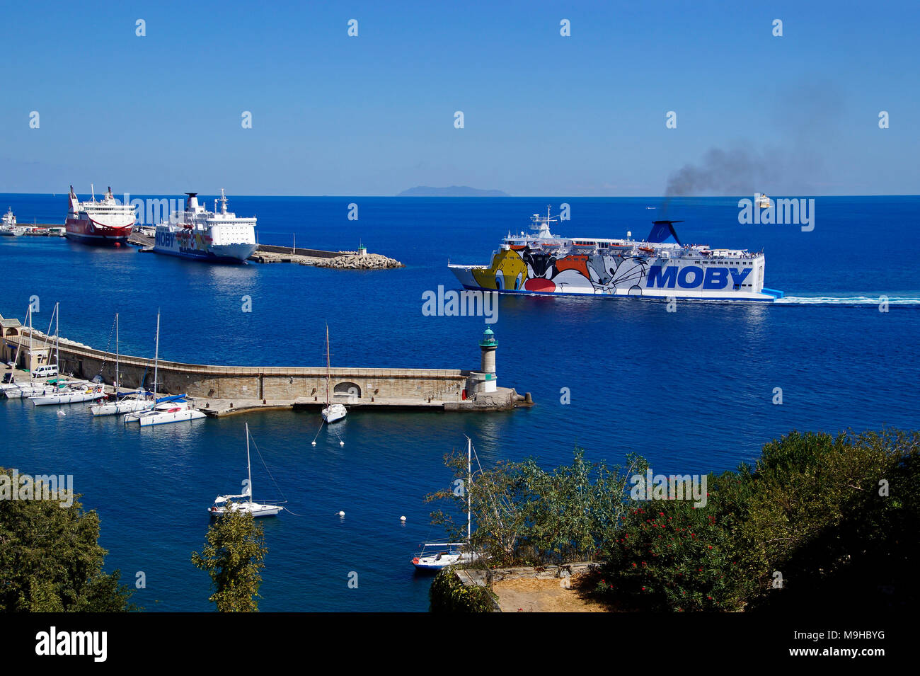Moby Lines Moby Vincent arriva al porto di Bastia Corsica Francia Europa con Moby Zaza sinistra e Corsica traghetto linea estrema sinistra Foto Stock