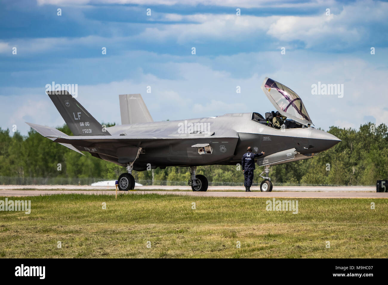 Un F-35A caccia di essere preparati per il decollo al 2017 in Airshow Duluth, Minnesota, Stati Uniti d'America. Foto Stock