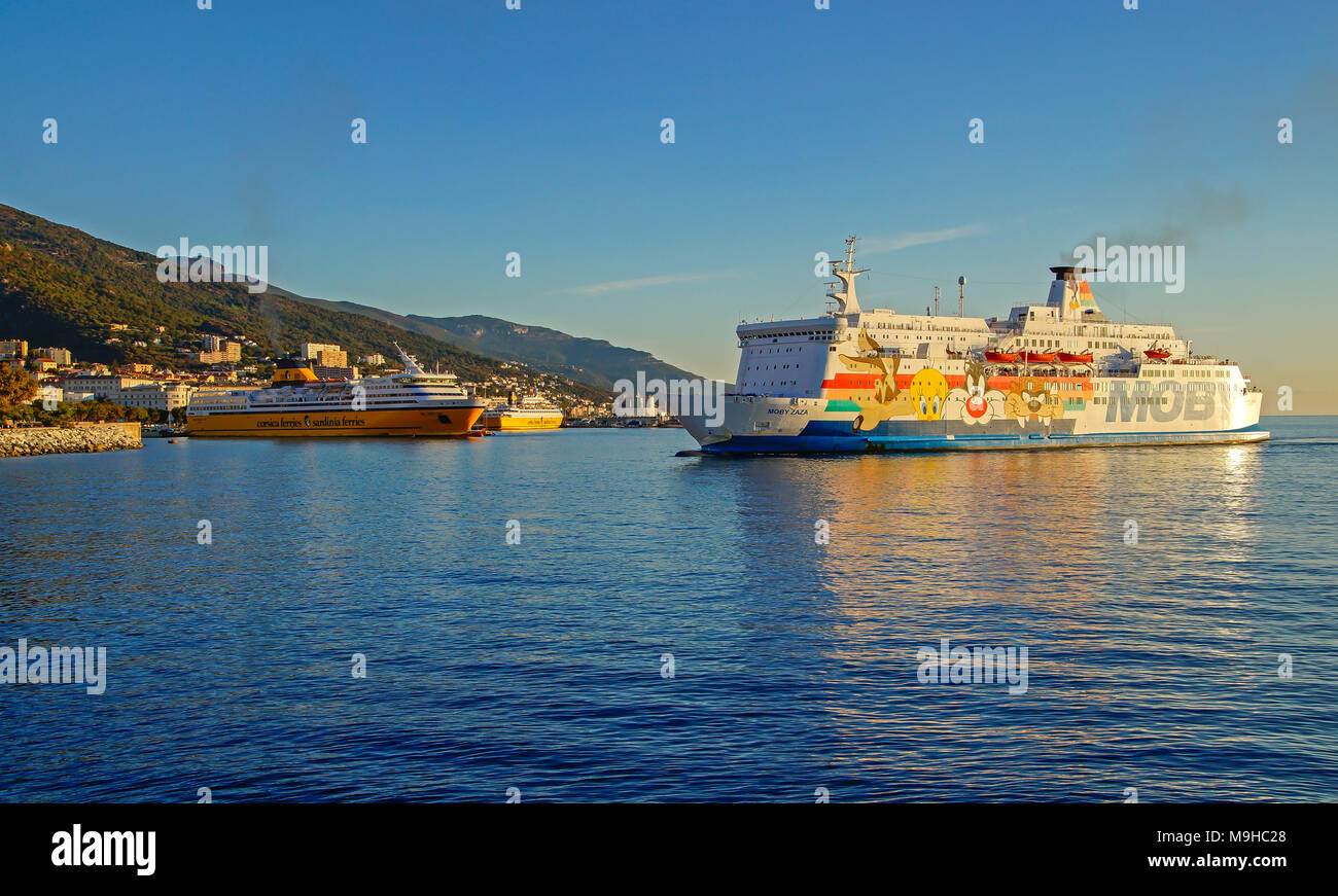 MOBY traghetti Moby Zaza che arrivano al porto di Bastia Corsica Francia Europa con due Corsica Sardinia Ferries ormeggiato a sinistra Foto Stock