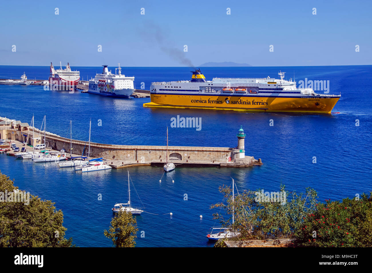 Corsica Sardinia Ferries Mega Express 5 inverte il senso di rotazione nel porto di Bastia Bastia Corsica Francia Europa con Moby Zaza e Pascal Paoli a sinistra Foto Stock