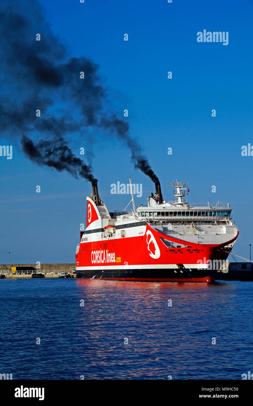 Corsica linea traghetto per trasporto auto e passeggeri Pascal Paoli la manovra al di fuori del porto di Bastia Corsica Francia Europa Foto Stock