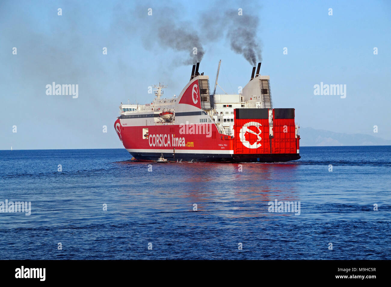 Corsica linea traghetto per trasporto auto e passeggeri Pascal Paoli la manovra al di fuori del porto di Bastia Corsica Francia Europa Foto Stock