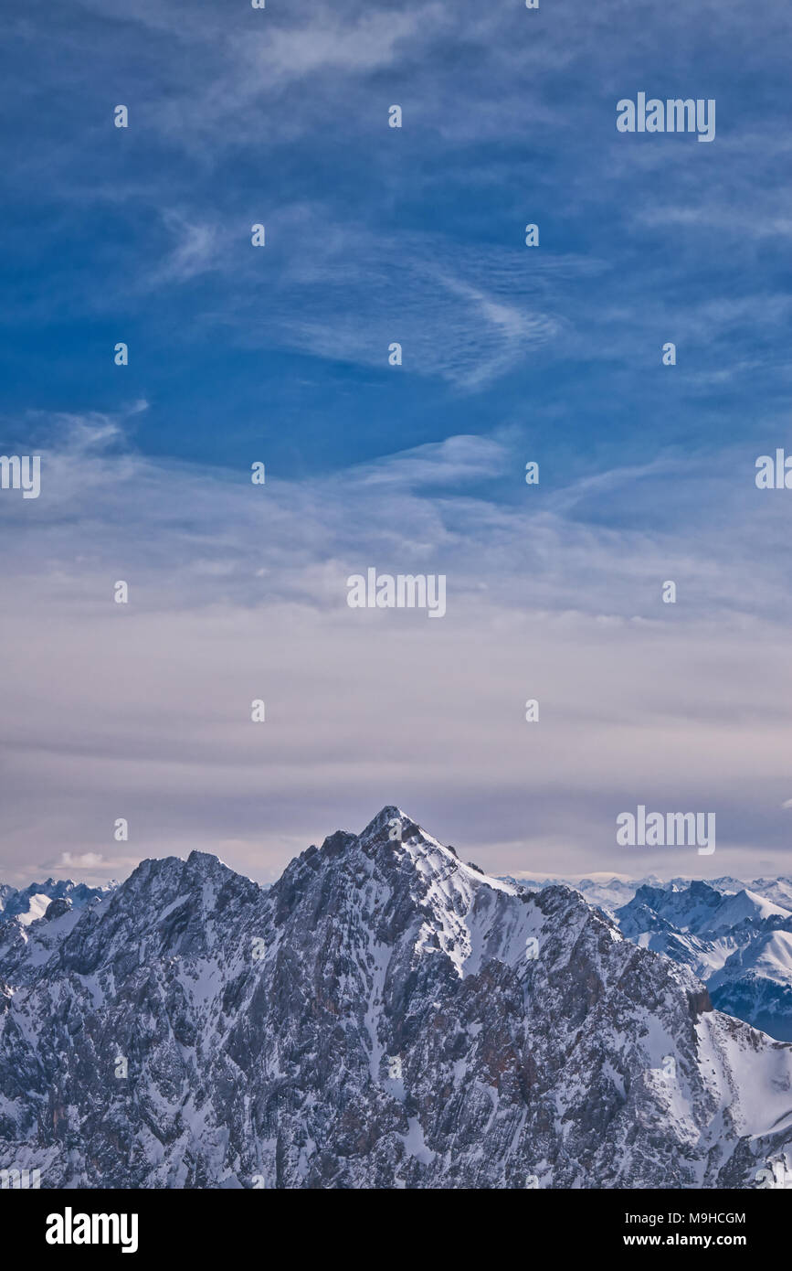 Zugspitze, la vetta più alta delle montagne del Wetterstein e la montagna più alta in Germania. Vicino a Garmisch Partenkirchen, Austria tedesca confine. Foto Stock