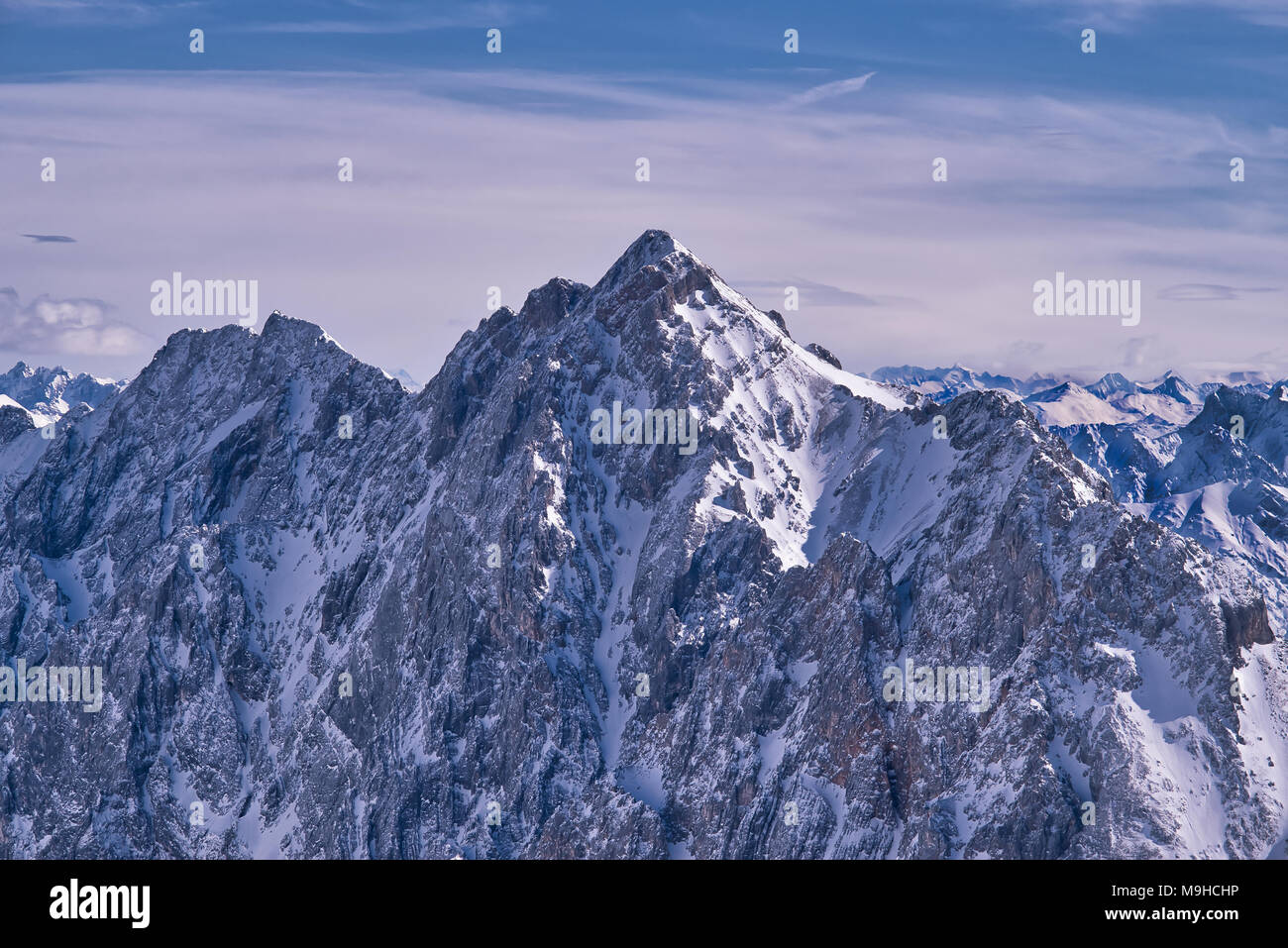 Zugspitze, la vetta più alta delle montagne del Wetterstein e la montagna più alta in Germania. Vicino a Garmisch Partenkirchen, Austria tedesca confine. Foto Stock