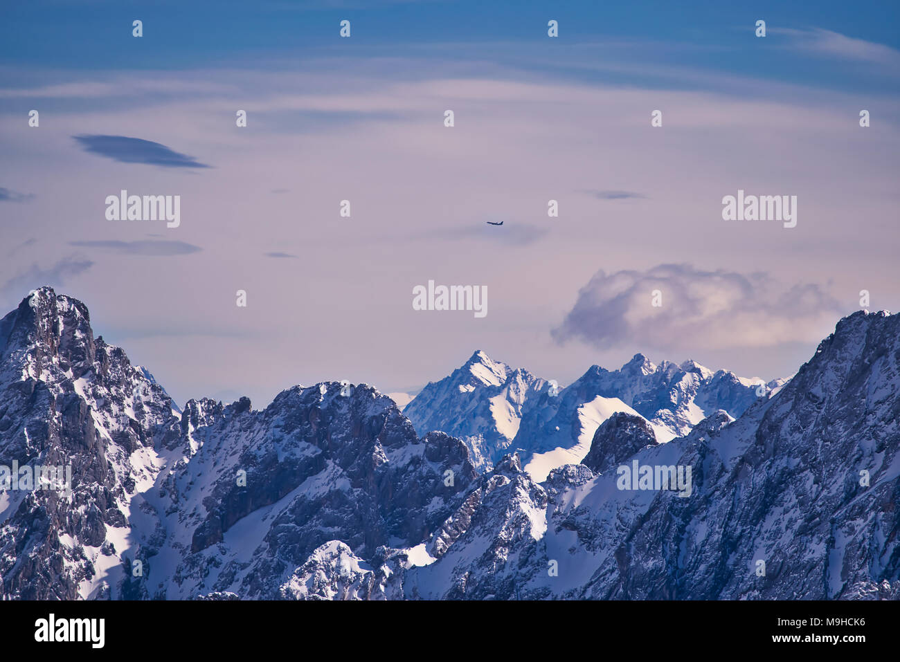 Zugspitze, la vetta più alta delle montagne del Wetterstein e la montagna più alta in Germania. Vicino a Garmisch Partenkirchen, Austria tedesca confine. Foto Stock