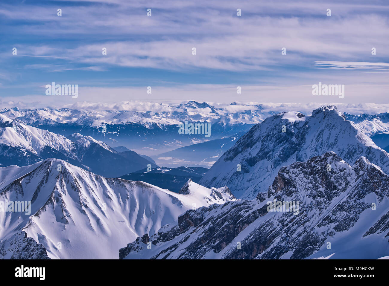 Zugspitze, la vetta più alta delle montagne del Wetterstein e la montagna più alta in Germania. Vicino a Garmisch Partenkirchen, Austria tedesca confine. Foto Stock