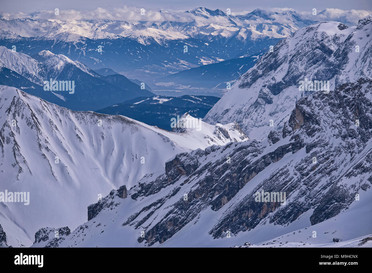 Zugspitze, la vetta più alta delle montagne del Wetterstein e la montagna più alta in Germania. Vicino a Garmisch Partenkirchen, Austria tedesca confine. Foto Stock