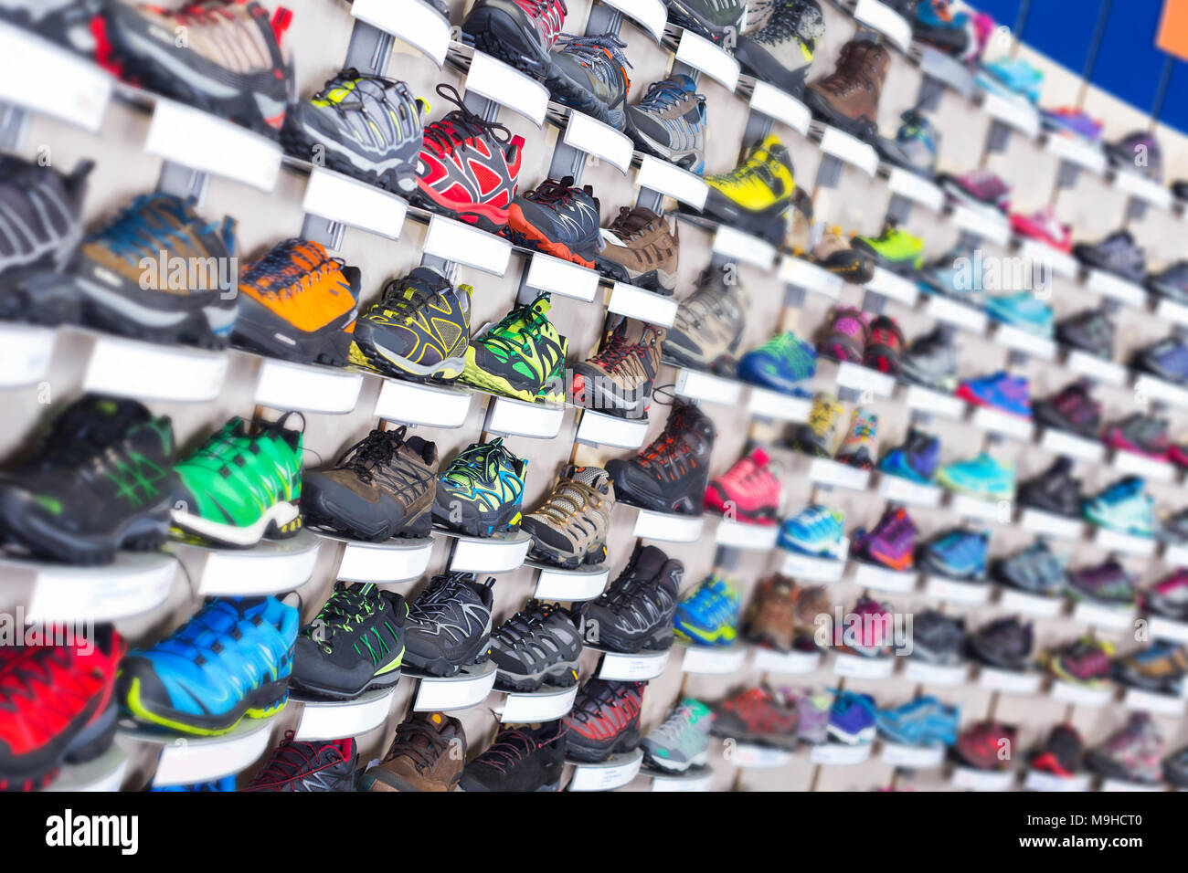 Immagine di grande selezione di scarpe sportive in negozio Foto stock -  Alamy