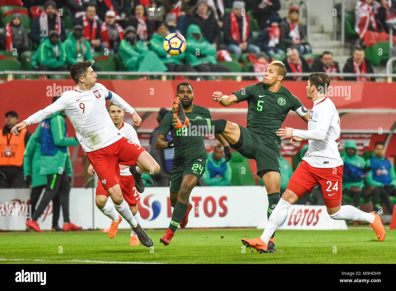 WROCLAW, Polonia - 23 Marzo 2018: Amichevole Polonia vs Nigeria 0:1. In Azione Robert Lewandowski (9) e William Ekong (5). Foto Stock