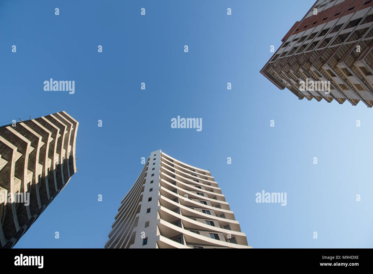 Moderno appartamento immobili in una giornata di sole con un cielo blu. Facciata di un moderno edificio di appartamenti. Foto Stock