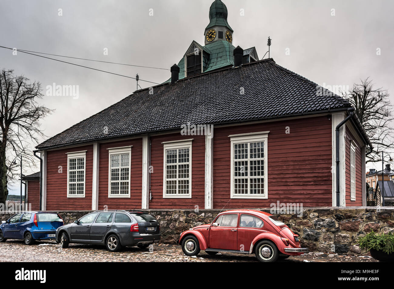 Il legno rosso Piccola chiesa con red vintage Beetle in primo piano. La piccola chiesa si trova accanto alla Cattedrale di Porvoo e fu inaugurato nel 1740. Foto Stock