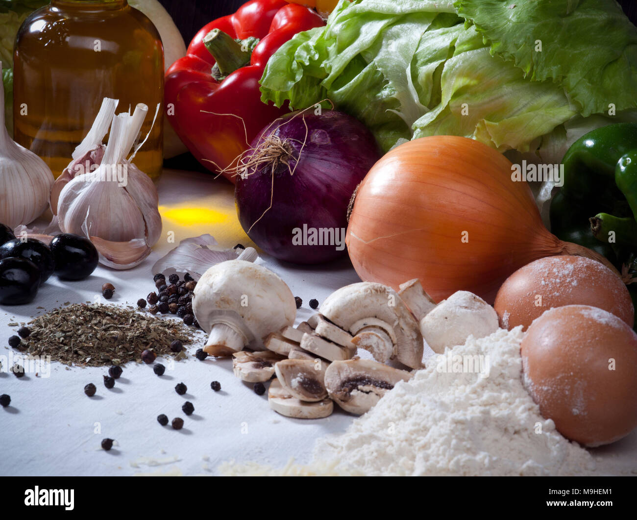 Ortaggi ancora vita composizione con carne, formaggio, uova, spezie, olio di oliva e gli altri ingredienti alimentari Foto Stock
