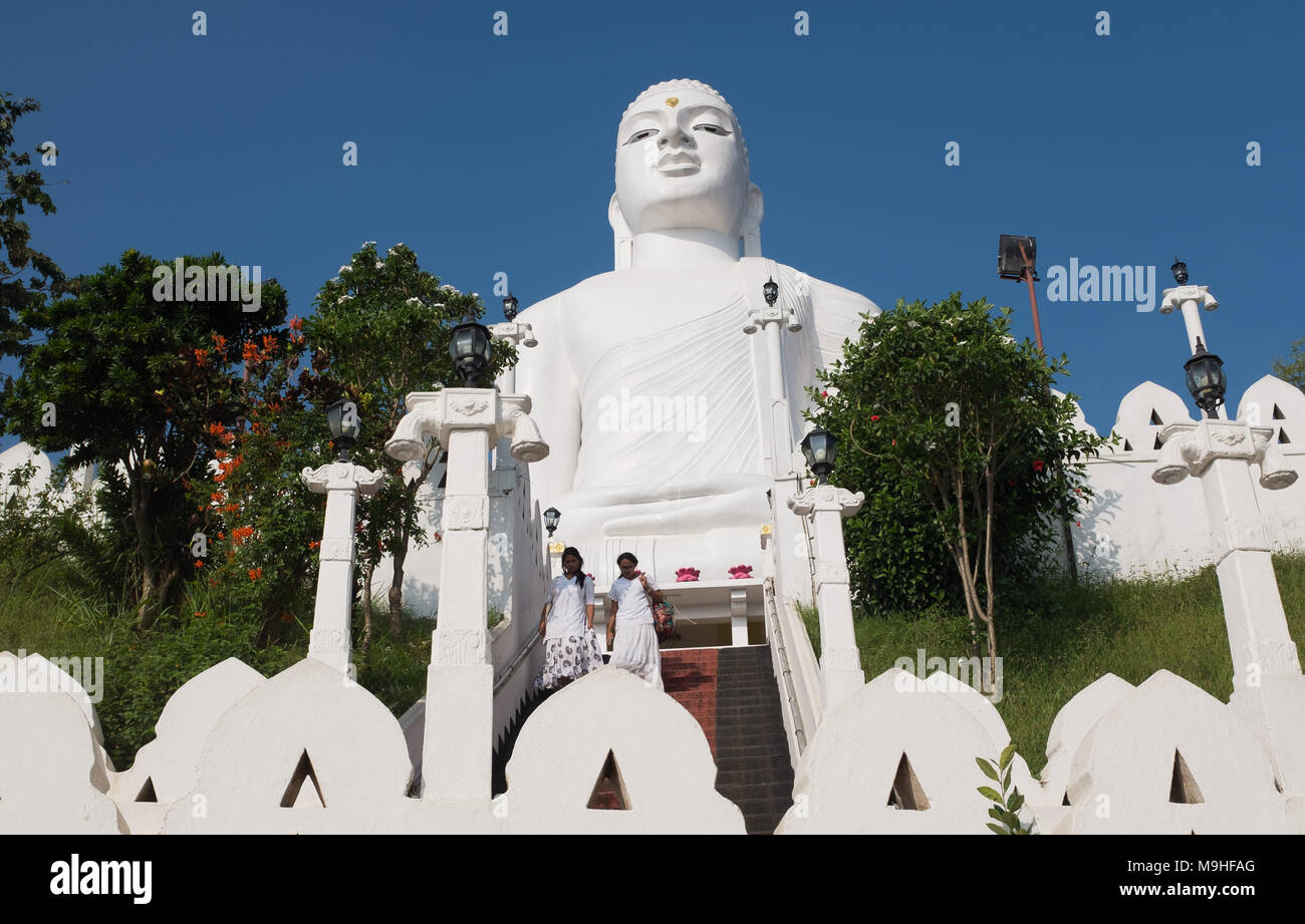 Basso angolo vista del Vihara Bahirawakanda statua del Buddha, Kandy, Sri Lanka, in Asia. Foto Stock