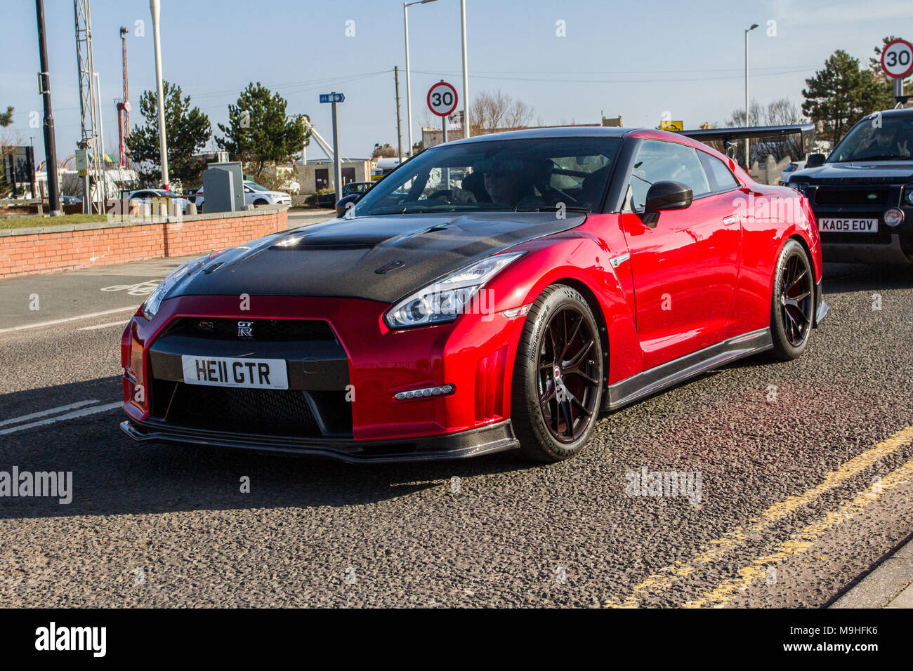 2012 Red Nissan GT-R Premium Edition S-A 3799cc benzina coupé; North-West Supercar evento come auto e turisti arrivano nella località costiera di Southport. Le supercar sono da paraurti a paraurti sulla spianata lungomare, mentre gli appassionati di auto classiche e d'epoca si divertono una giornata in auto. Foto Stock