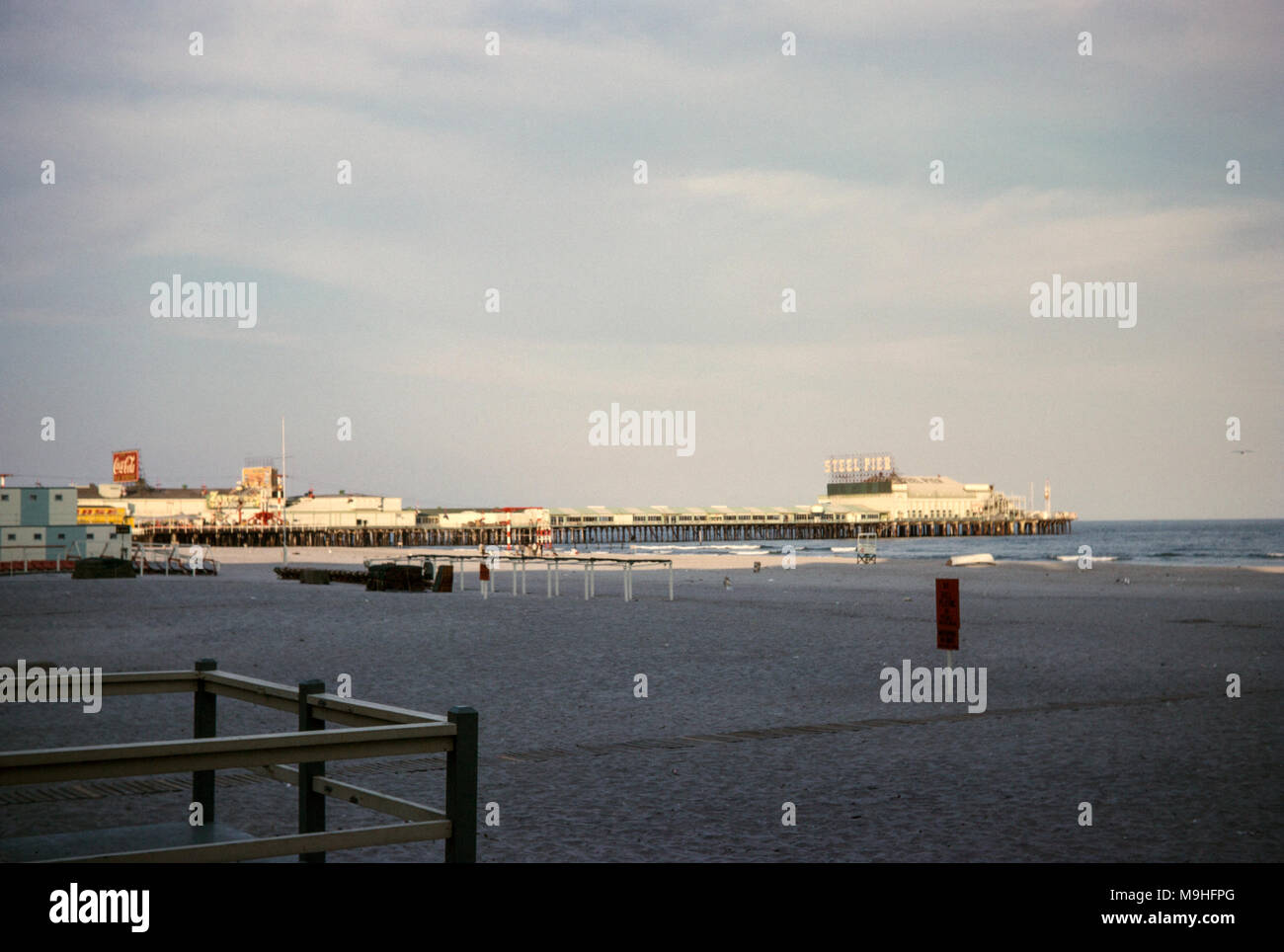 Il molo di acciaio, Atlantic City, New Jersey, USA. Giugno 1964. Vista verso il molo. Foto Stock