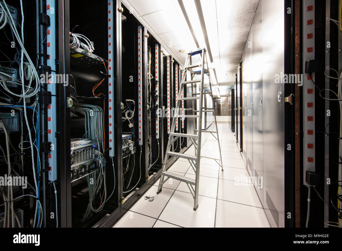 Primo piano di sistemi di cablaggio in computer sala server Foto Stock