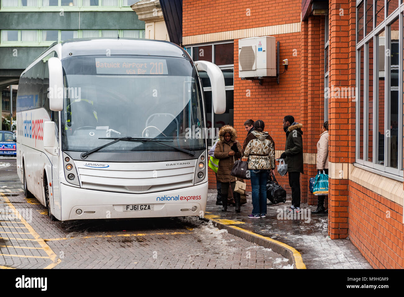 I passeggeri di salire a bordo di un autobus National Express presso la piscina Prato stazione Bus, Fairfax Street, Coventry, la voce per l'aeroporto di Gatwick, Regno Unito. Foto Stock