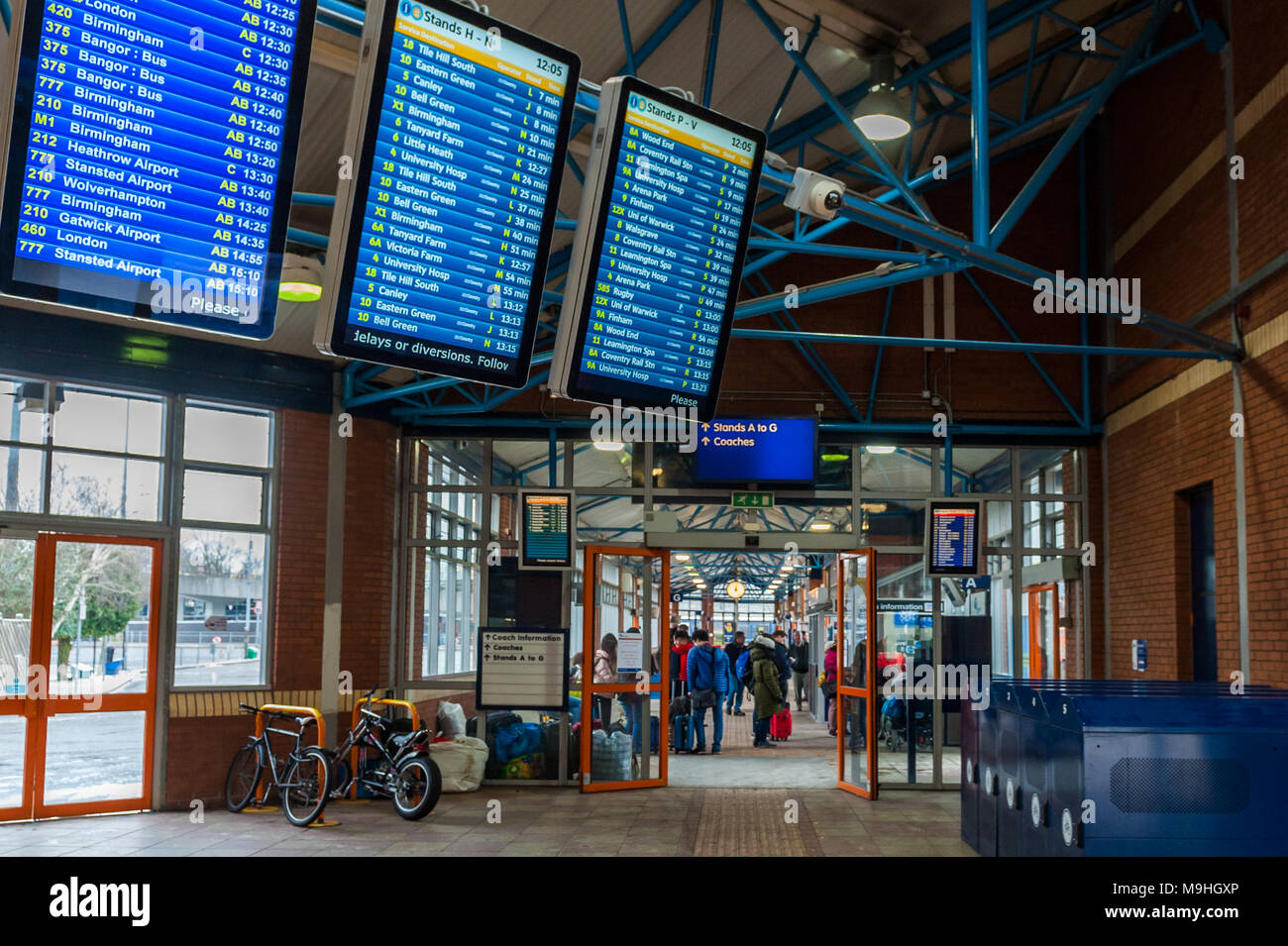 Le schede di informazioni presso la piscina Prato autobus e la stazione dei pullman, Fairfax Street, Coventry, West Midlands, Regno Unito. Foto Stock