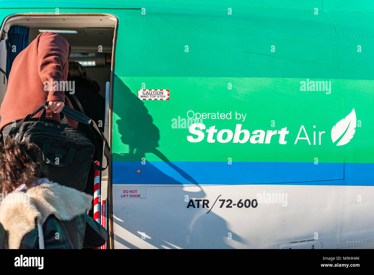 I passeggeri a bordo di un Aer Lingus/Stobart Air ATR 72-600 aereo all'Aeroporto di Birmingham voce a Cork in Irlanda con copia spazio. Foto Stock