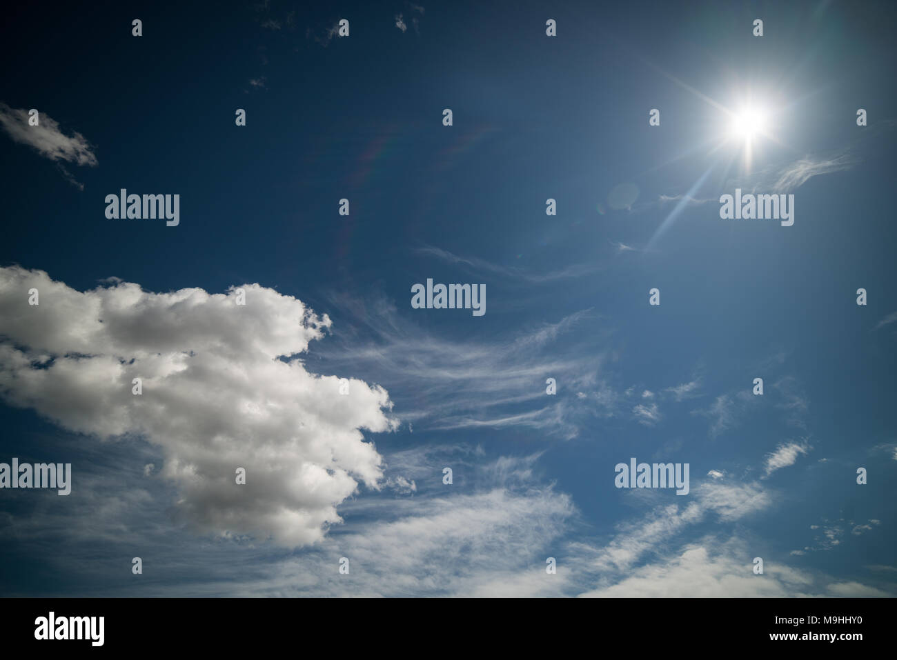 Cielo e nubi con Sun e razzi reale e ad alta risoluzione di immagini di sfondo Foto Stock