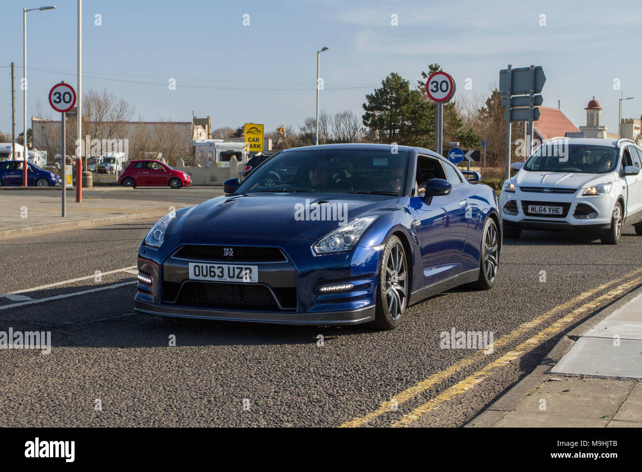 2013 Blue Nissan GT-R Premium Edition S-A al North-West Supercar evento come auto e turisti arrivano nella località costiera di Southport. Le supercar sono da paraurti a paraurti sulla spianata lungomare, mentre gli appassionati di auto classiche e d'epoca si divertono una giornata in auto. Foto Stock
