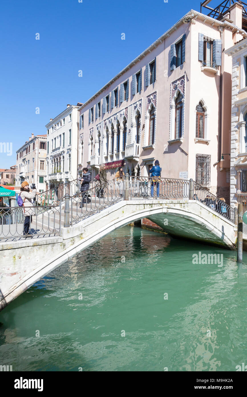 Ponte dei Greci, Rio dei Greci, Castello, Venezia, Veneto, Italia con turisti ammirando te vista su un soleggiato blue sky giorno Foto Stock