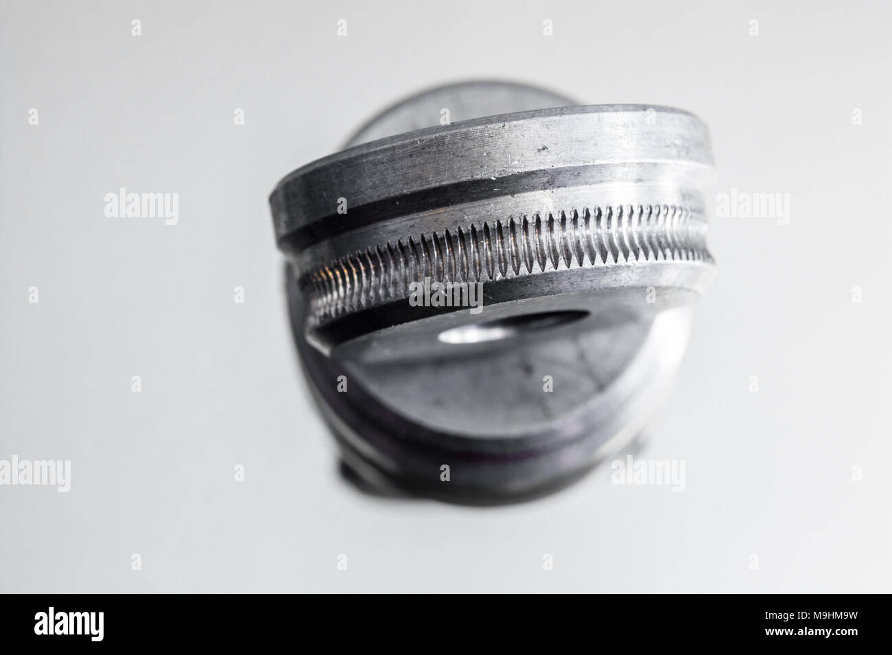 Chiudere metallico oggetto fabbricato che mostra i dettagli Foto Stock