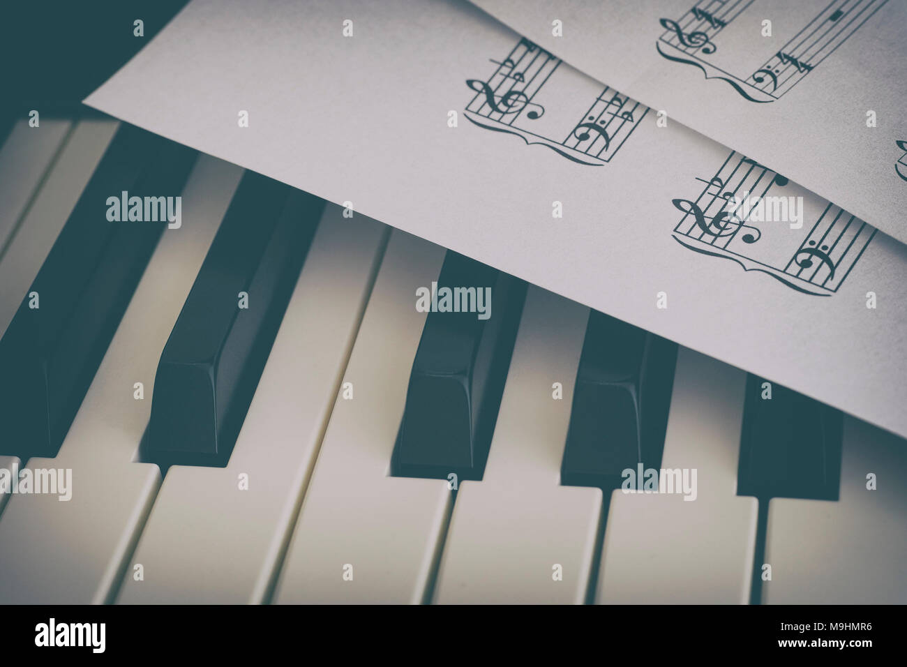 Il pianoforte e la musica del foglio di carta. Close up. Foto Stock