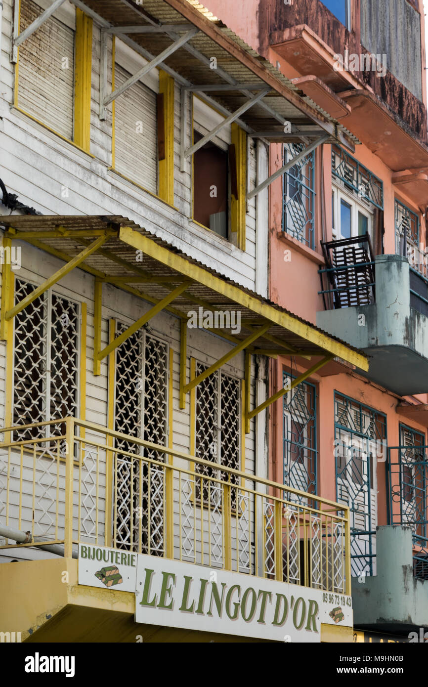 Il pittoresco ferro battuto persiane, veranda e ringhiere sul negozio di fronte a Fort-de-France in Martinica Foto Stock
