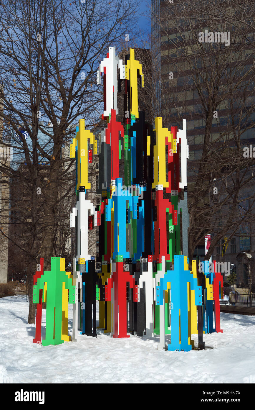 "Strutture umane", una colorata scultura metallica da artista Jonathan Borofsky, visualizzati sui motivi della McGill University di Montreal, Canada. Foto Stock