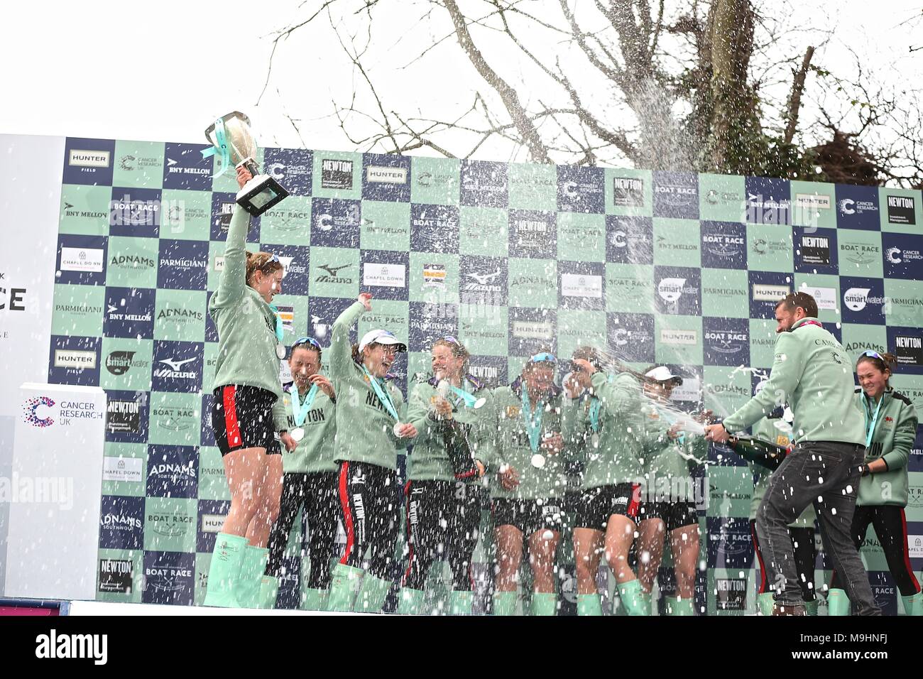 Il Cancer research Boat Race 2018 Foto Stock