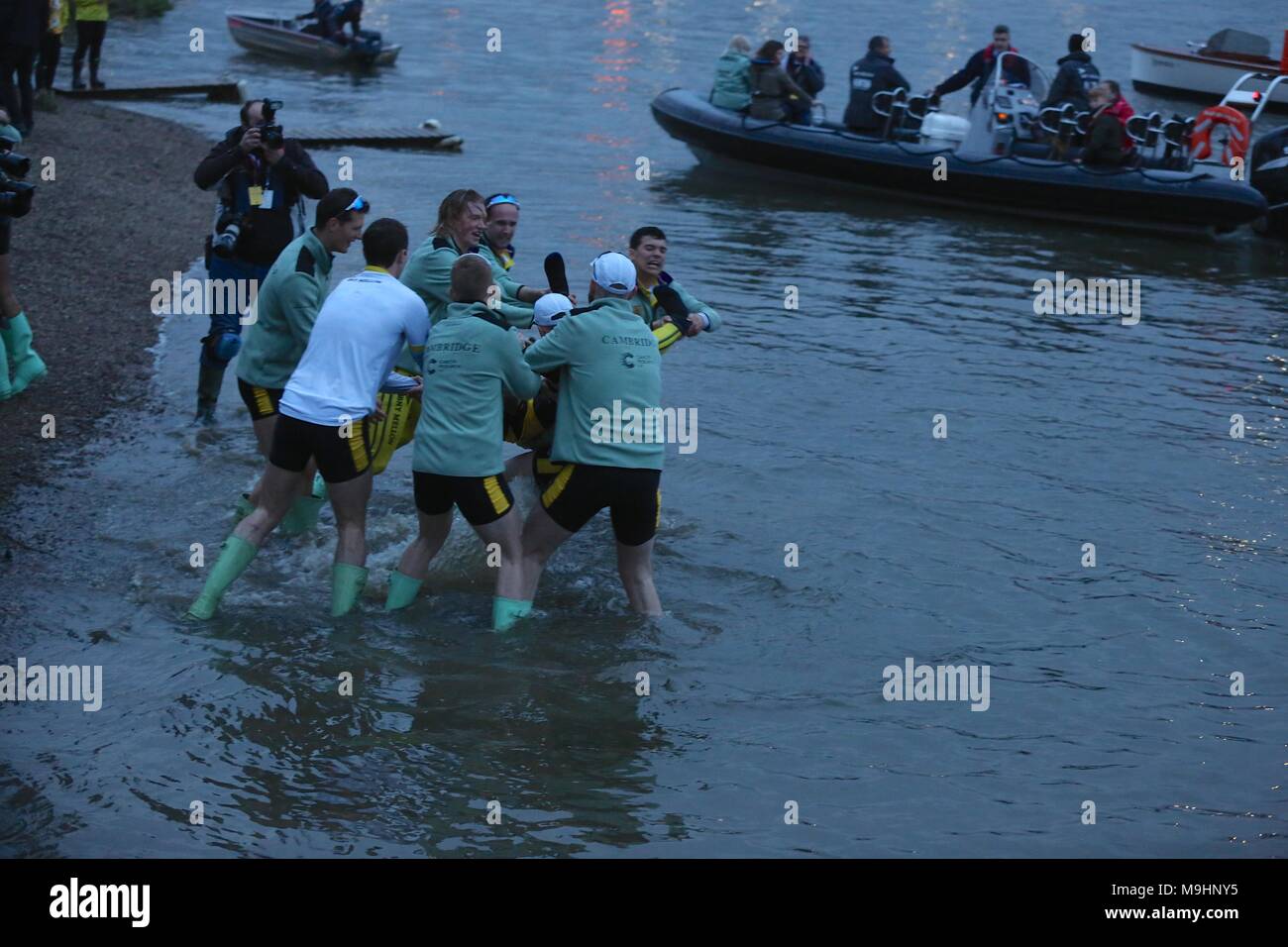 Il Cancer research Boat Race 2018 Foto Stock