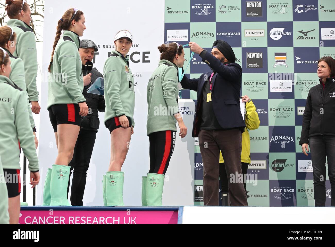 Il Cancer research Boat Race 2018 Foto Stock