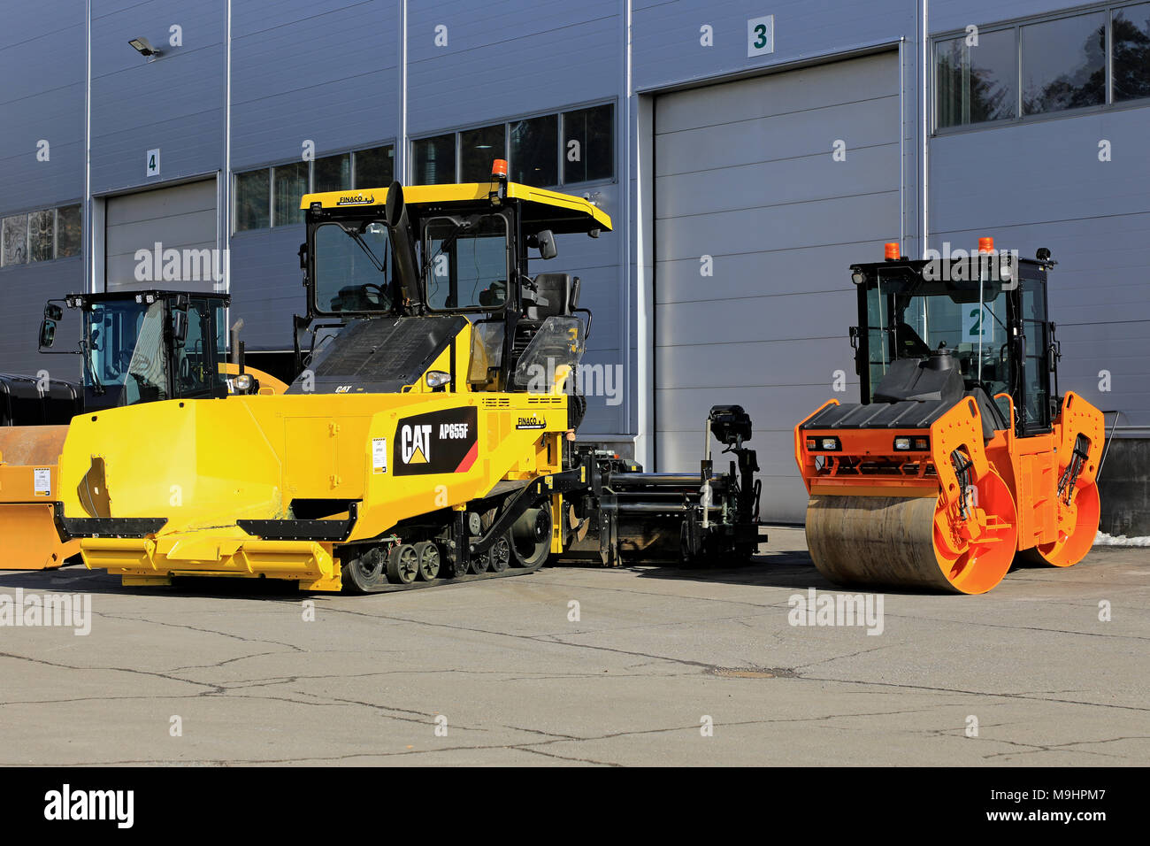 LIETO, Finlandia - 24 Marzo 2018: nuovo gatto AP655F cingolati in gomma lastricatore di asfalto con tettoia e compattatore a rulli visto l'annuale manifestazione pubblica di Konek Foto Stock