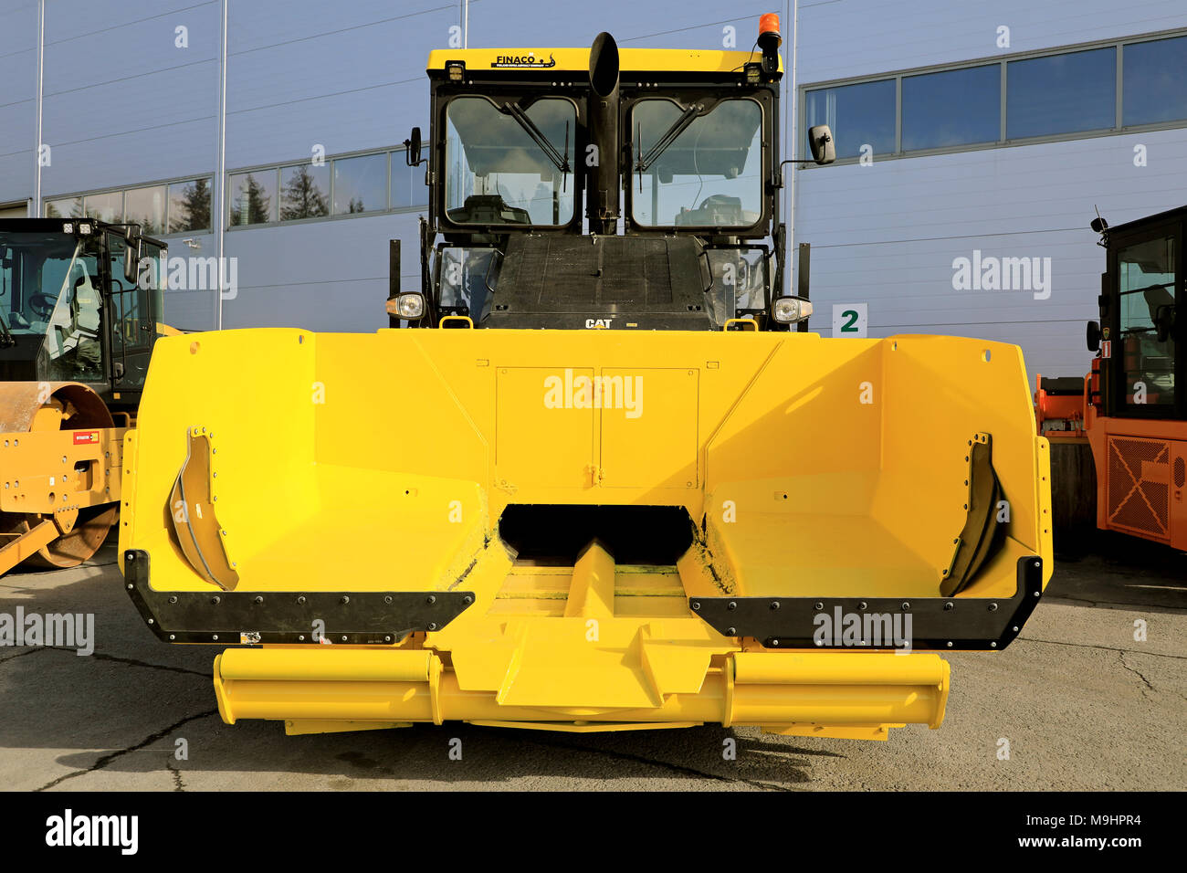 LIETO, Finlandia - 24 Marzo 2018: vista anteriore di nuovo gatto AP655F cingolati in gomma lastricatore di asfalto con tettoia all'annuale manifestazione pubblica di Villi Konekaupan Foto Stock