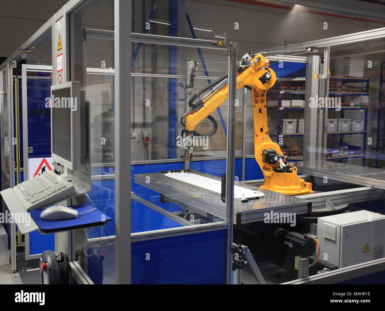 Industriali braccio robotico in elettronica linea di produzione Foto Stock