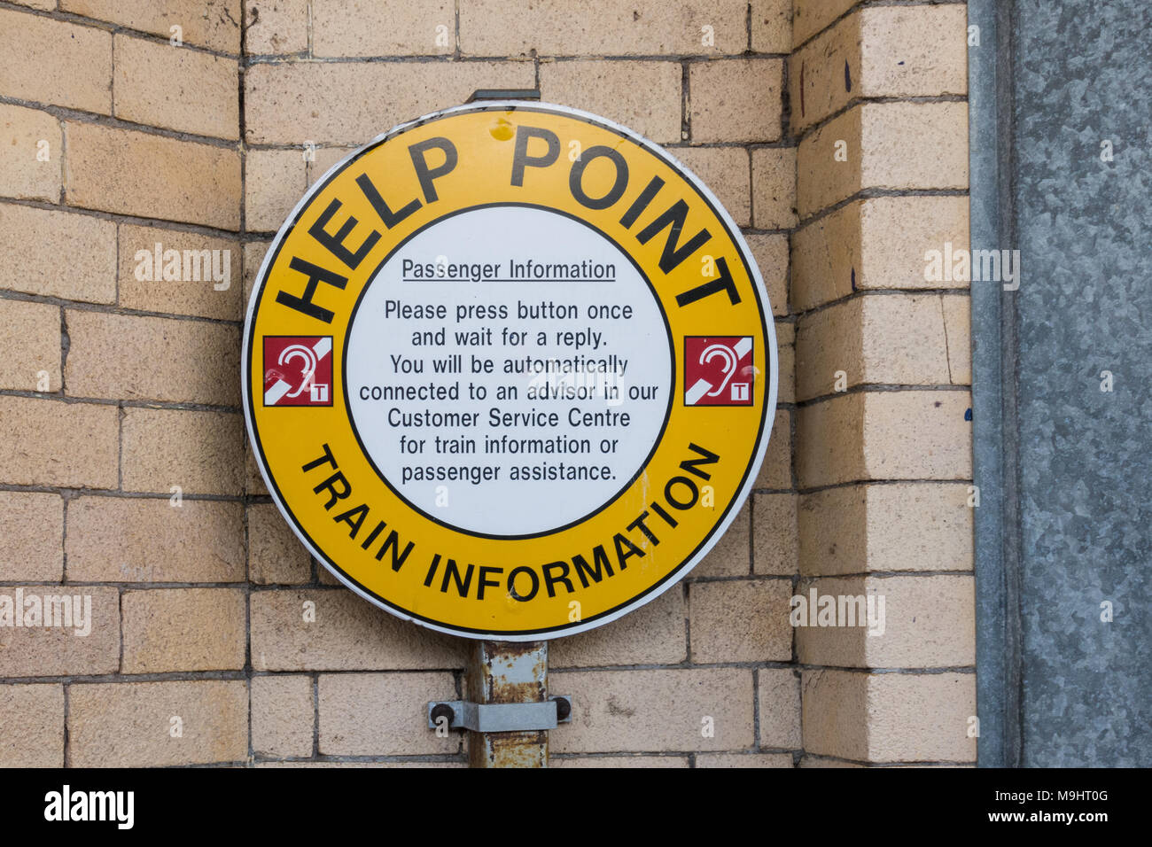 Help Point e treno punto informazioni sulla stazione ferroviaria di piattaforma, Dumbarton Stazione Centrale, Scotland, Regno Unito Foto Stock