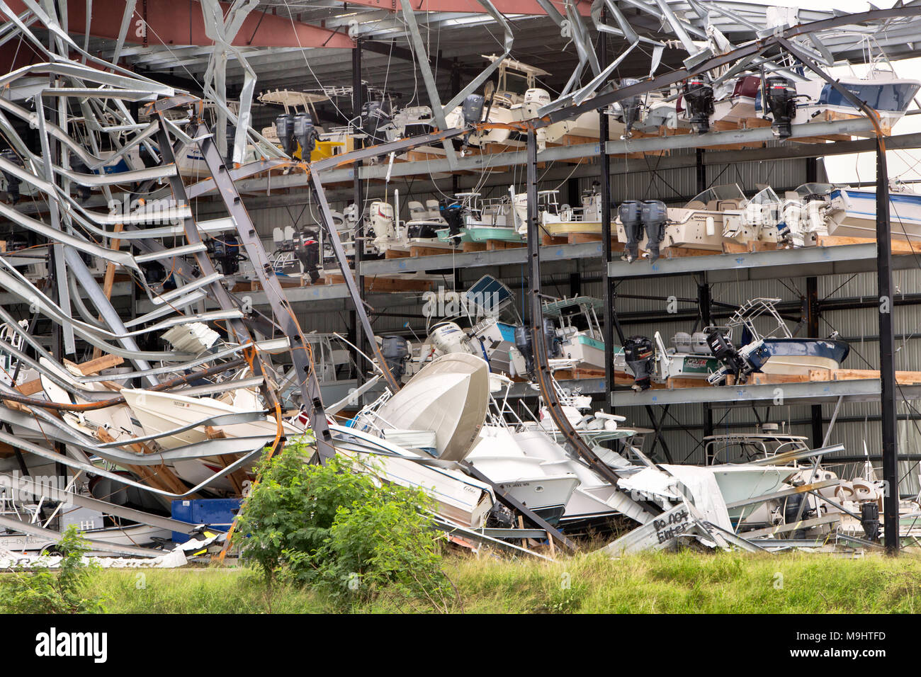Destoryed multilivello & crollato piacere & barca da pesca di storage. Risultante dall uragano Harvey 2017. Rockport, Aransas County, Texas, Golfo di Mexi Foto Stock