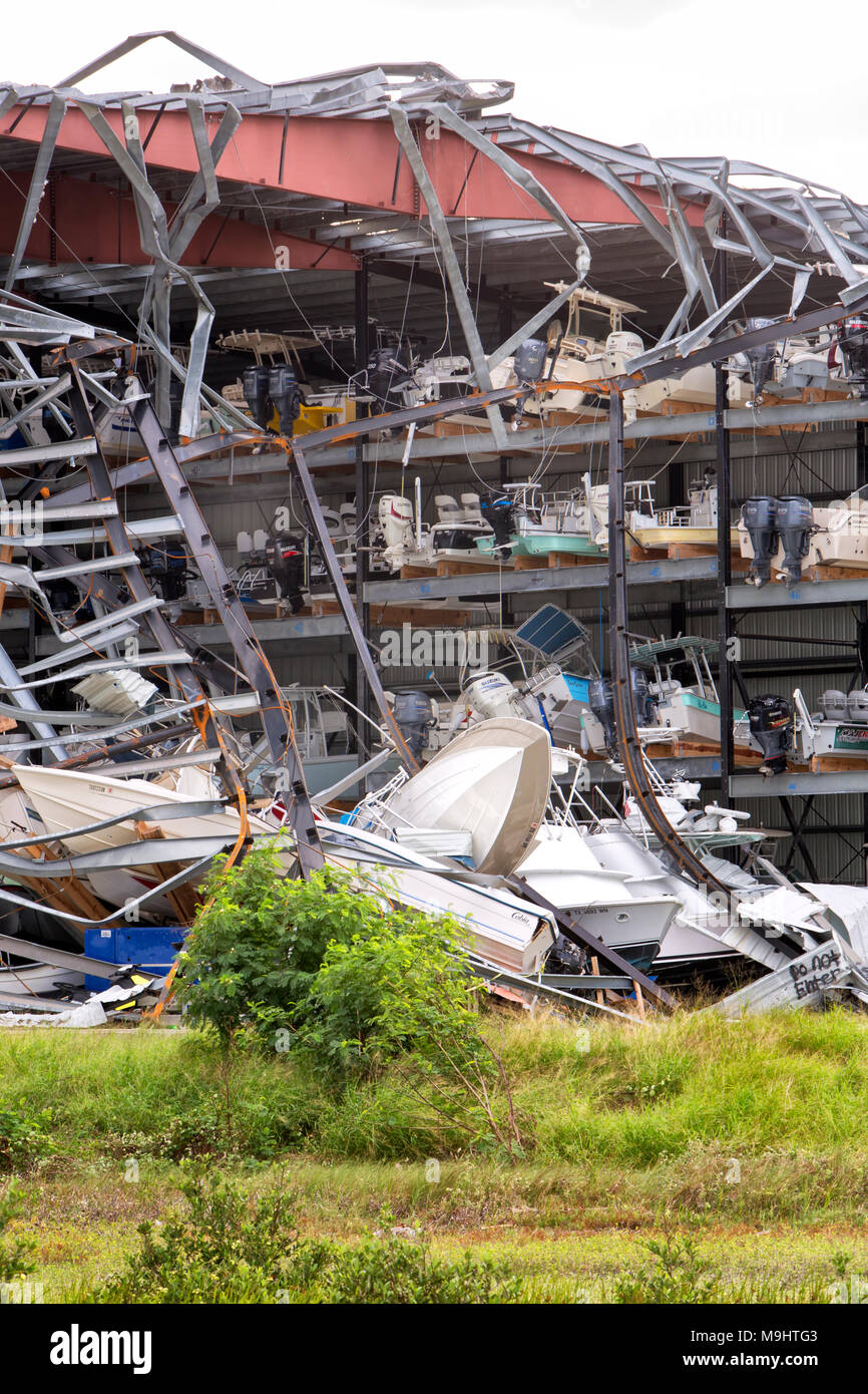 Destoryed multilivello & colapsed piacere & barca da pesca di storage. Risultante dall uragano Harvey 2017. Rockport, Aransas County, Texas, Golfo di Mexic Foto Stock