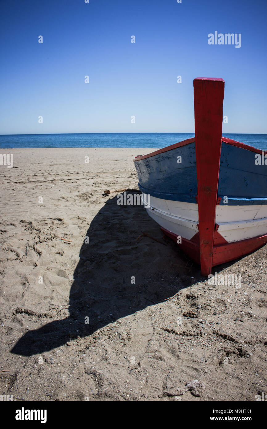 Barca. Barca solitaria sulla Spiaggia di Estepona. Foto Stock