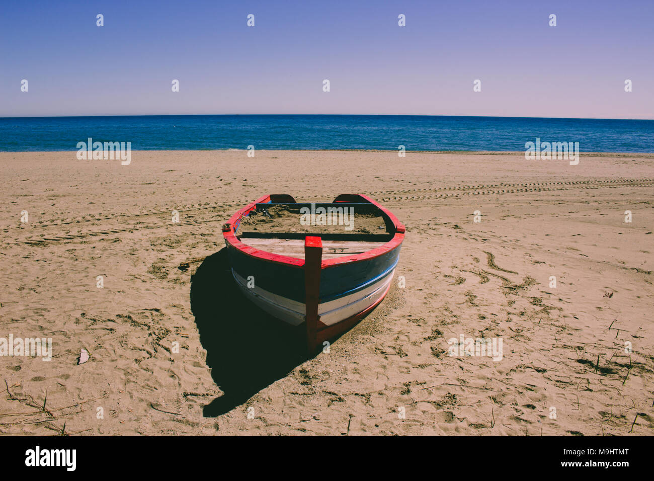 Barca. Barca solitaria sulla Spiaggia di Estepona. Foto Stock